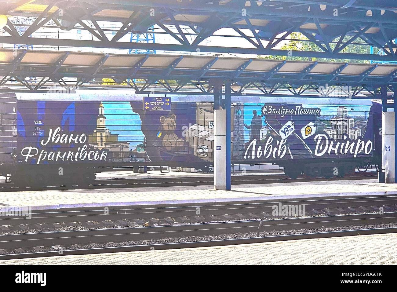 Kiev, Ukaine - 25 settembre 2024: Vagone ferroviario postale di Ukrposhta (da Ivano-Frankivsk a Leopoli e Dnipro) Foto Stock