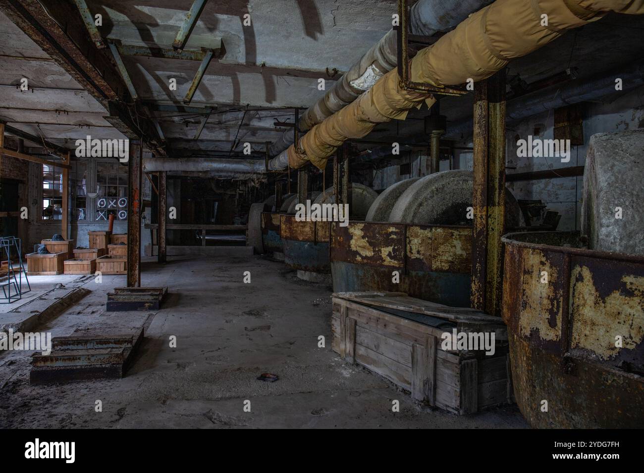 Una vecchia cartiera abbandonata. Vandalismo e decadimento hanno lasciato il segno. Macchine e manufatti originali si possono trovare qui in Svezia. Foto Stock