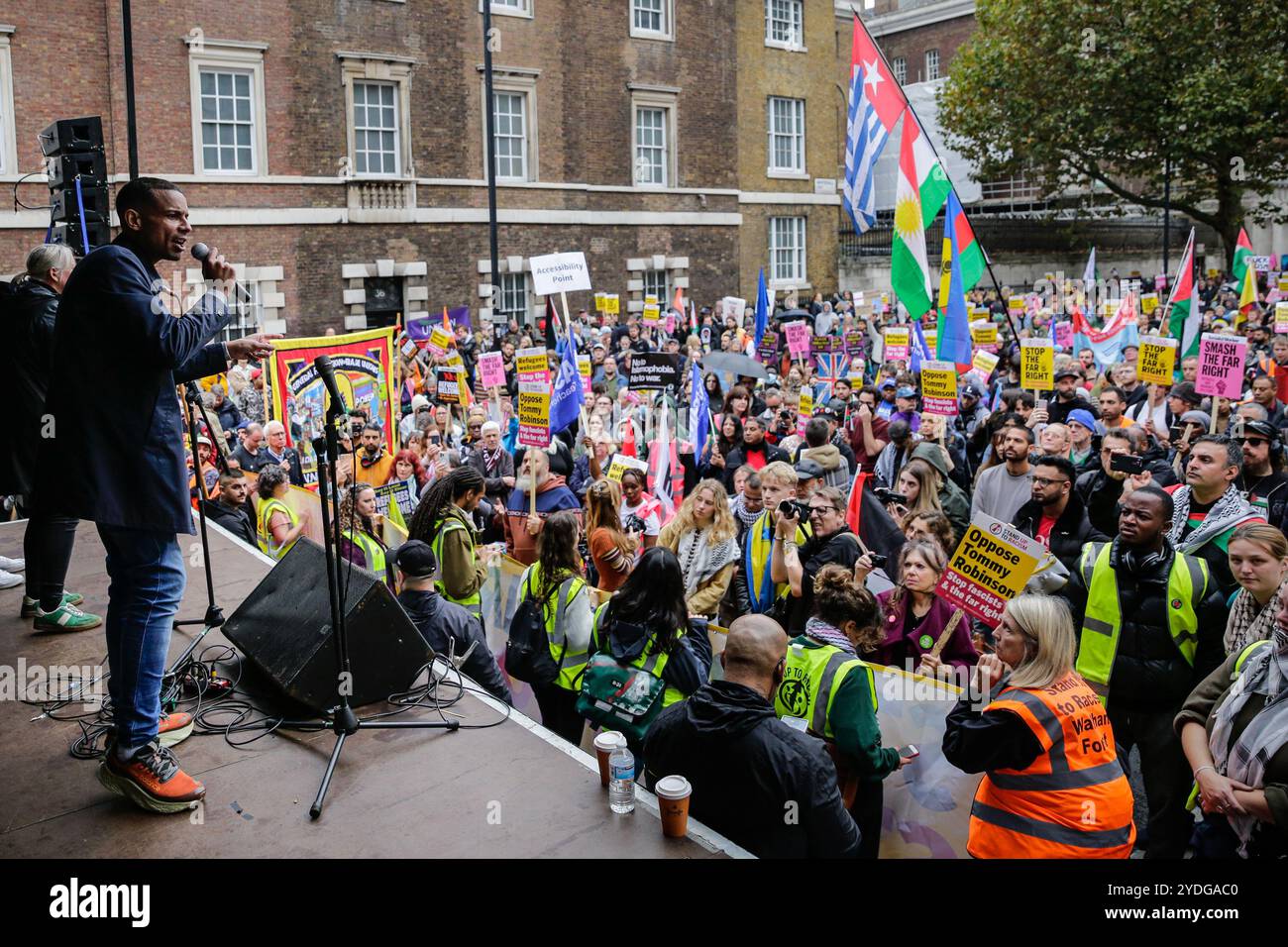 Londra, Regno Unito. 26 ottobre 2024. Una protesta organizzata da Stand Up to Racism per contrastare la marcia "Uniting the Kingdom" (Tommy Robinson march) si riunisce nel centro di Londra e marcia da Lower Regent Street alla fine di Trafalgar Square di Whitehall, dove i manifestanti si riuniscono per ascoltare i discorsi. Crediti: Imageplotter/Alamy Live News Foto Stock