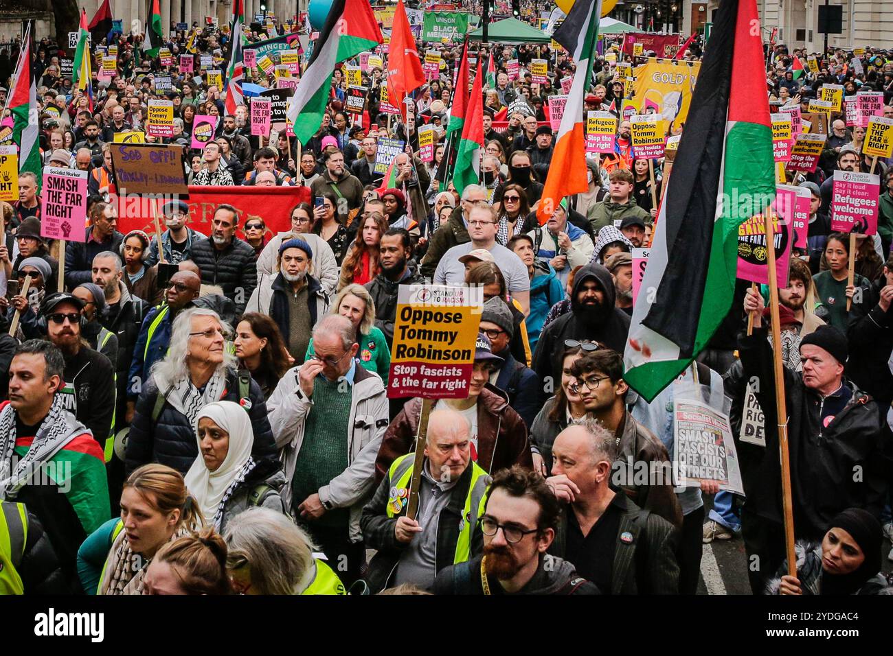 Londra, Regno Unito. 26 ottobre 2024. Una protesta organizzata da Stand Up to Racism per contrastare la marcia "Uniting the Kingdom" (Tommy Robinson march) si riunisce nel centro di Londra e marcia da Lower Regent Street alla fine di Trafalgar Square di Whitehall, dove i manifestanti si riuniscono per ascoltare i discorsi. Crediti: Imageplotter/Alamy Live News Foto Stock