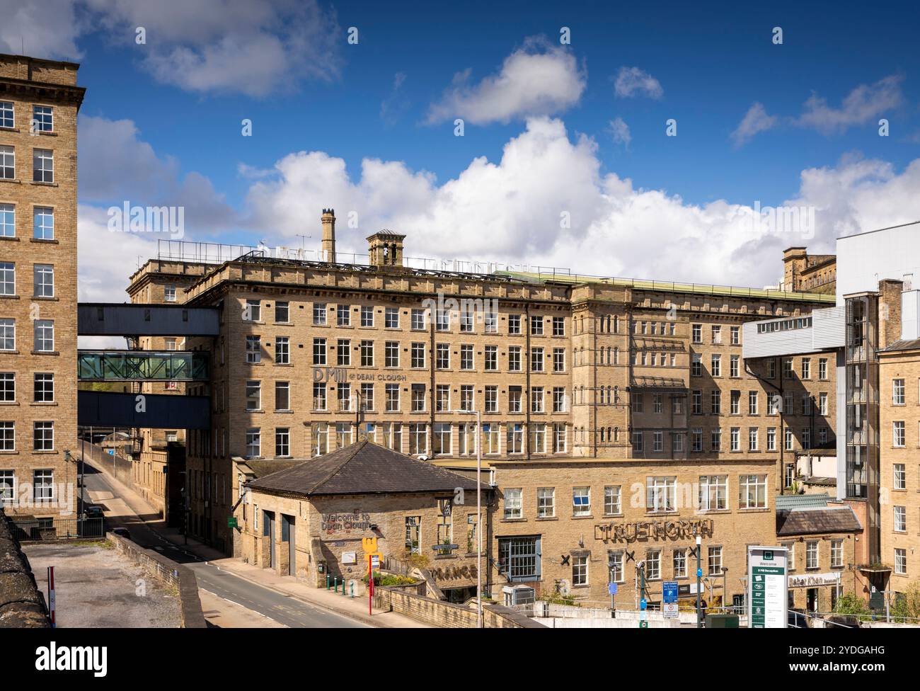 Regno Unito, Inghilterra, Yorkshire, Halifax, Dean Clough, rigenerazione urbana, attività commerciali e appartamenti nell'ex mulino Foto Stock