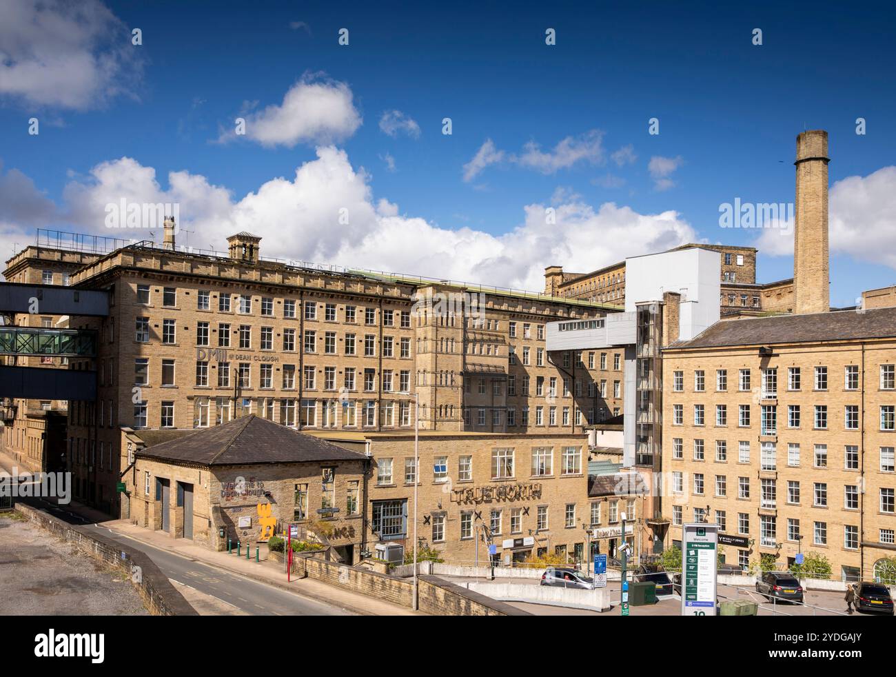 Regno Unito, Inghilterra, Yorkshire, Halifax, Dean Clough, rigenerazione urbana, attività commerciali e appartamenti nell'ex mulino Foto Stock