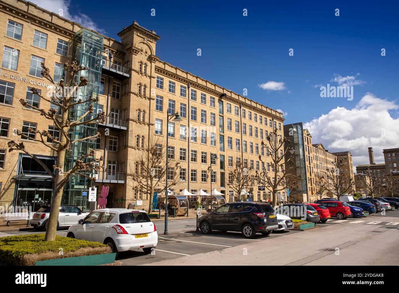 Regno Unito, Inghilterra, Yorkshire, Halifax, Dean Clough, rigenerazione urbana, attività commerciali e appartamenti nell'ex mulino Foto Stock