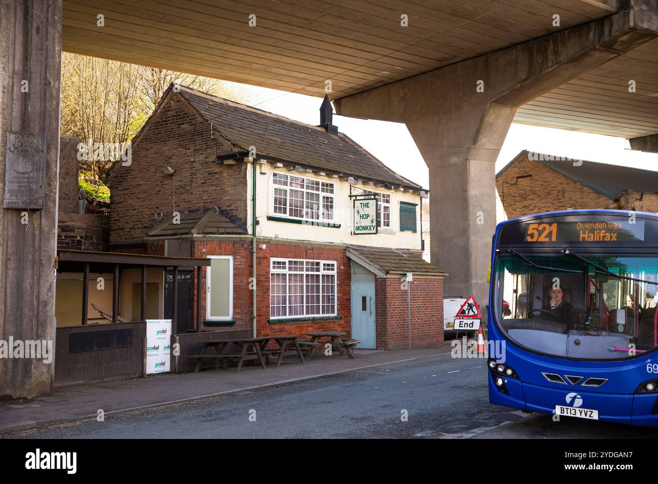 Regno Unito, Inghilterra, Yorkshire, Halifax, Dean Clough, pub Hop Monkey sotto il cavalcavia A629 Ovenden Road Foto Stock