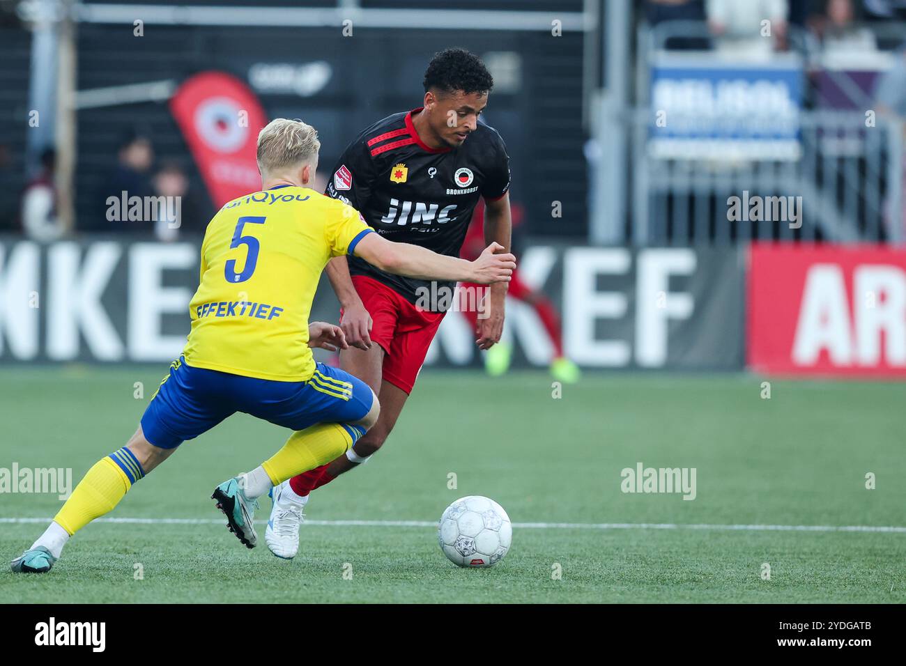 Rotterdam, Paesi Bassi. 26 ottobre 2024. ROTTERDAM, PAESI BASSI - OTTOBRE 26: Ilias Bronkhorst dell'Excelsior Rotterdam viene sfidato da Thomas poll dell'SC Cambuur durante l'incontro olandese Keuken Kampioen Divisie tra Excelsior Rotterdam e SC Cambuur al Van Donge & De Roo Stadion il 26 ottobre 2024 a Rotterdam, Paesi Bassi. (Foto di Hans van der Valk/Orange Pictures) credito: Orange Pics BV/Alamy Live News Foto Stock