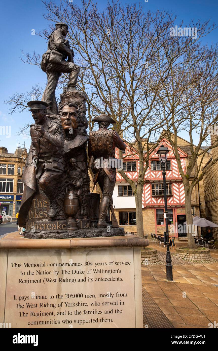 Regno Unito, Inghilterra, Yorkshire, Halifax, Centro città, Woolshops, memoriale del reggimento Duke of Wellington Foto Stock
