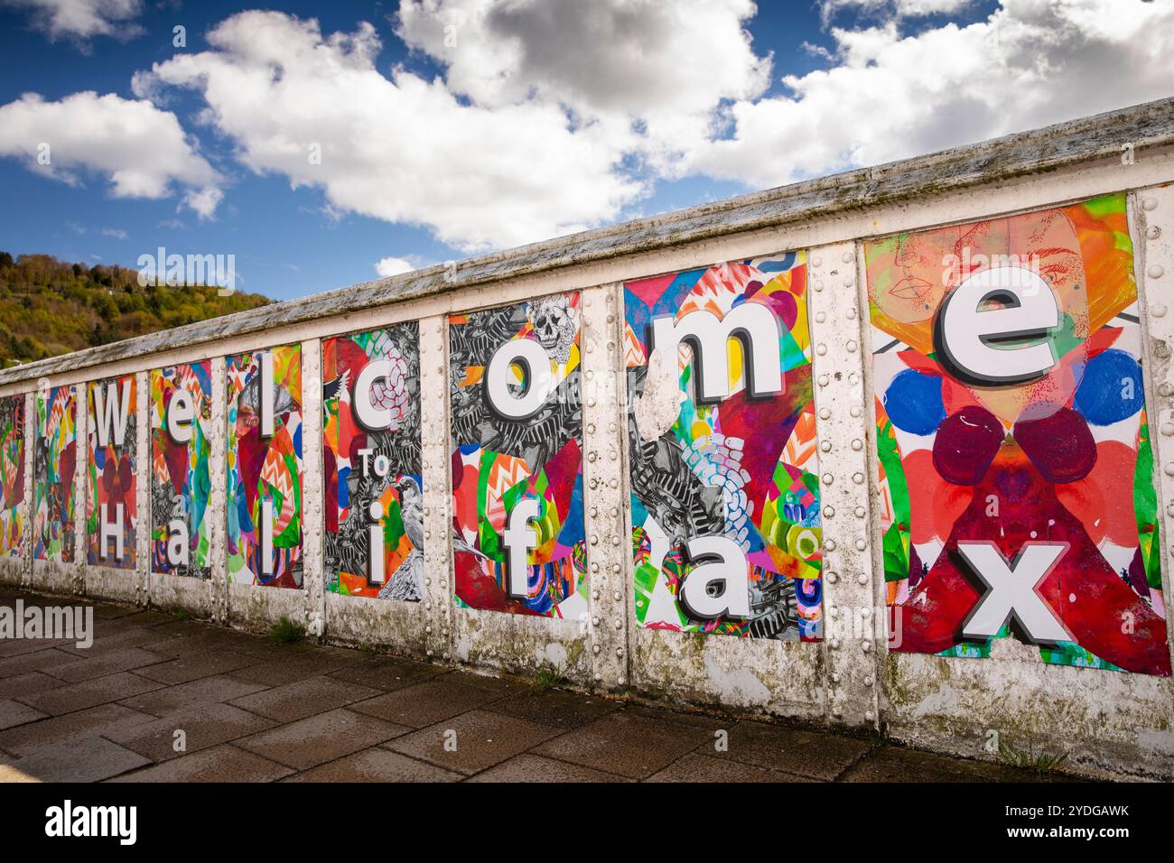 Regno Unito, Inghilterra, Yorkshire, Halifax, avvicinamento alla stazione ferroviaria, colorato benvenuto al murale di Halifax sul ponte Foto Stock