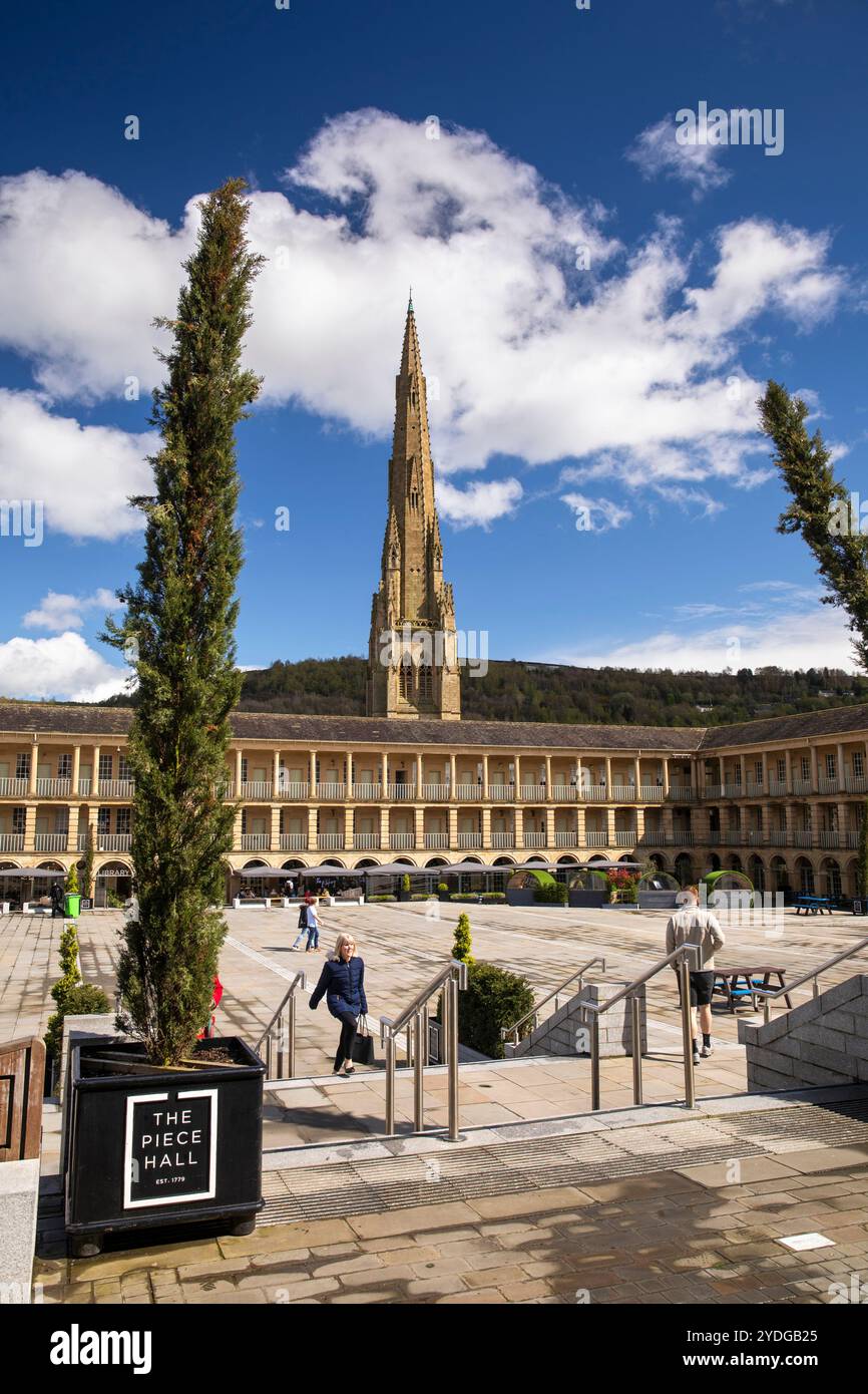 Regno Unito, Inghilterra, Yorkshire, Halifax, Centro città, cortile di Piece Hall Foto Stock