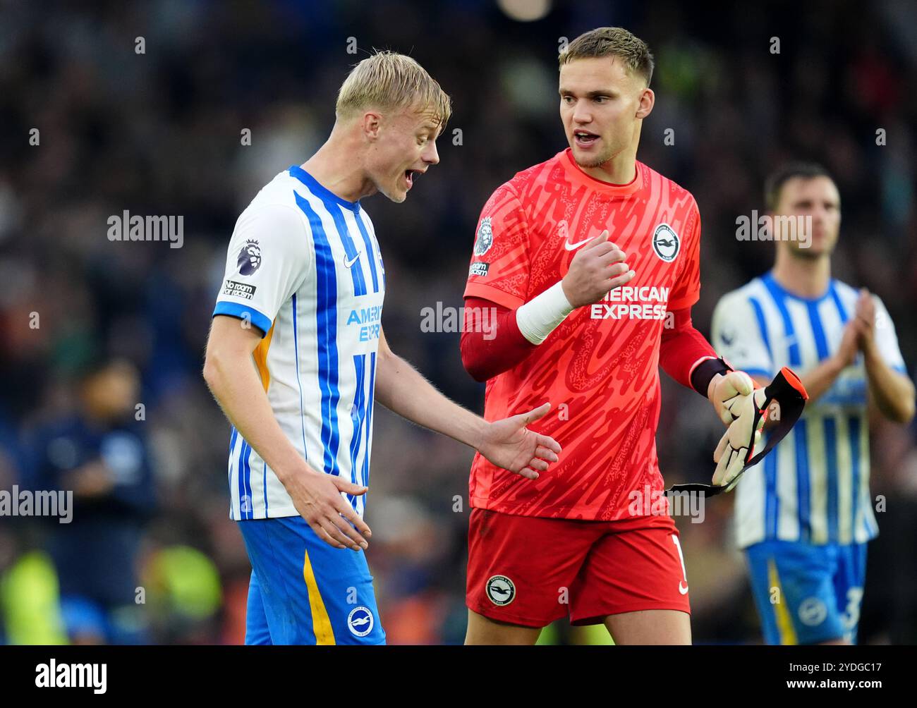 Jan Paul van Hecke di Brighton e Hove Albion (a sinistra) e il portiere di Brighton e Hove Albion Bart Verbruggen dopo la partita di Premier League all'American Express Stadium di Brighton e Hove. Data foto: Sabato 26 ottobre 2024. Foto Stock