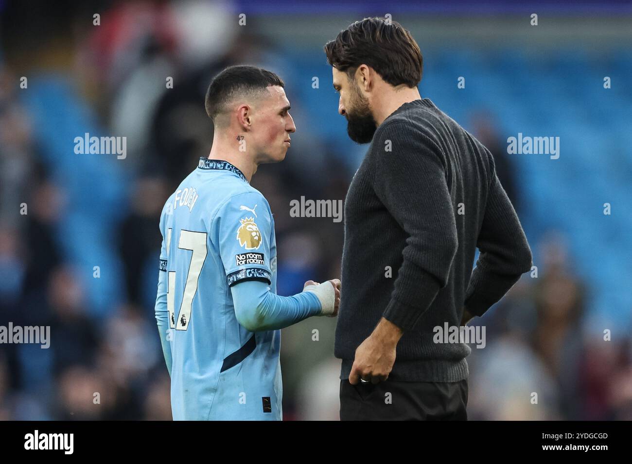 Phil Foden del Manchester City parla con Russell Martin manager del Southampton dopo il fischio finale durante la partita di Premier League Manchester City vs Southampton all'Etihad Stadium, Manchester, Regno Unito, 26 ottobre 2024 (foto di Mark Cosgrove/News Images) Foto Stock