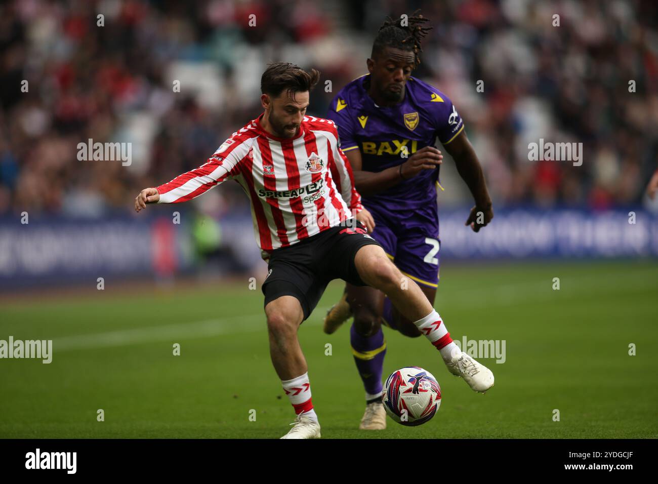 Patrick Roberts di Sunderland si allontana da Greg Leigh dell'Oxford United durante la partita del Campionato Sky Bet tra Sunderland e Oxford United allo Stadium of Light di Sunderland, sabato 26 ottobre 2024. (Foto: Michael driver | mi News) crediti: MI News & Sport /Alamy Live News Foto Stock