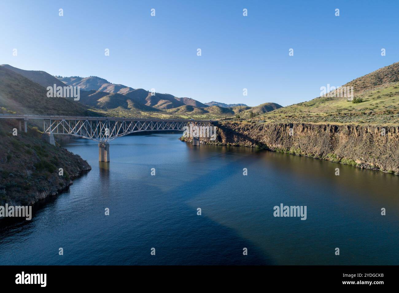 Ponte panoramico sul tranquillo fiume circondato da Rolling Hills Foto Stock