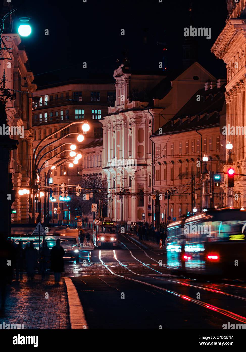 Luci su via Praga, dove un tram scivola nella notte autunnale Foto Stock