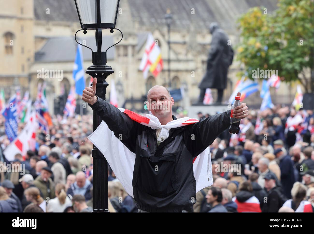 Londra, Regno Unito, 26 ottobre 2024. 1000 di folle di estrema destra che indossavano le bandiere di San Giorgio e gli Union Jacks marciarono verso Whitehall. L'organizzatore Tommy Robinson era assente dalla marcia Unite The Kingdom dopo essere stato rimesso in custodia venerdì. La protesta anti-governativa ha chiesto il rilascio di Robinson e ha insultato il nome di Keir Starmer. Credito : Monica Wells/Alamy Live News Foto Stock