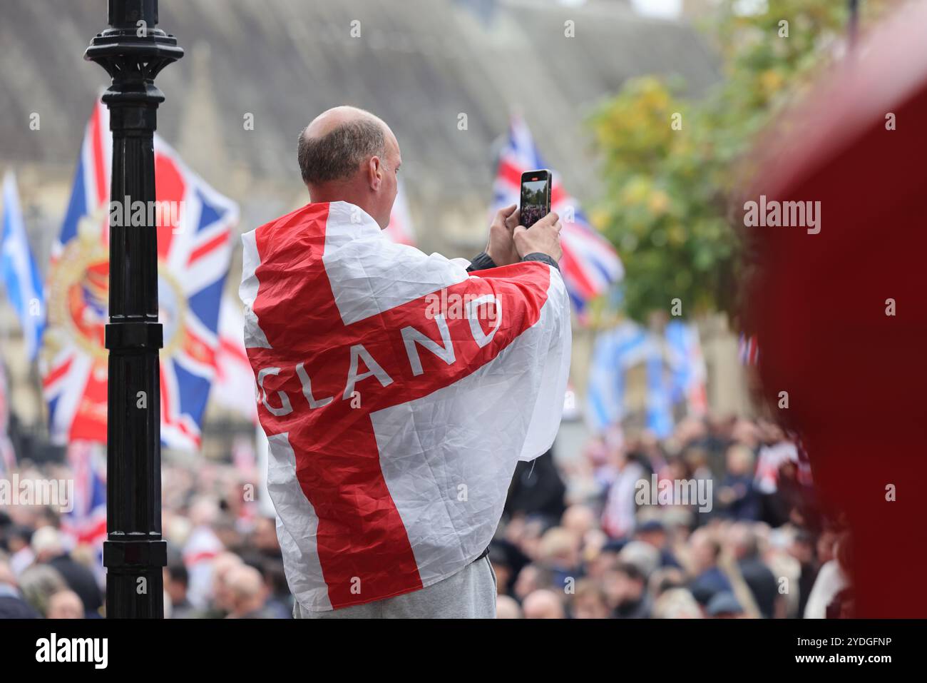 Londra, Regno Unito, 26 ottobre 2024. 1000 di folle di estrema destra che indossavano le bandiere di San Giorgio e gli Union Jacks marciarono verso Whitehall. L'organizzatore Tommy Robinson era assente dalla marcia Unite The Kingdom dopo essere stato rimesso in custodia venerdì. La protesta anti-governativa ha chiesto il rilascio di Robinson e ha insultato il nome di Keir Starmer. Credito : Monica Wells/Alamy Live News Foto Stock