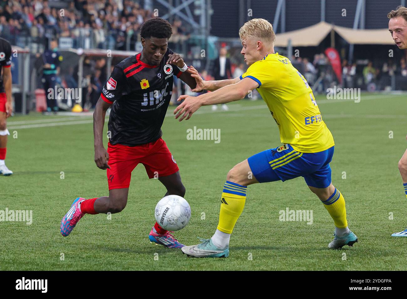 Rotterdam - Derensili Sanches Fernandes dell'Excelsior Rotterdam, Thomas poll dell'SC Cambuur durante la dodicesima prova della Keuken Kampioen Divisie stagione 2024/2025. La partita è ambientata tra Excelsior Rotterdam e SC Cambuur al Van Donge & De Roo Stadion il 26 ottobre 2024 a Rotterdam, Paesi Bassi. (VK Sportphoto/Herman Dingler) Foto Stock