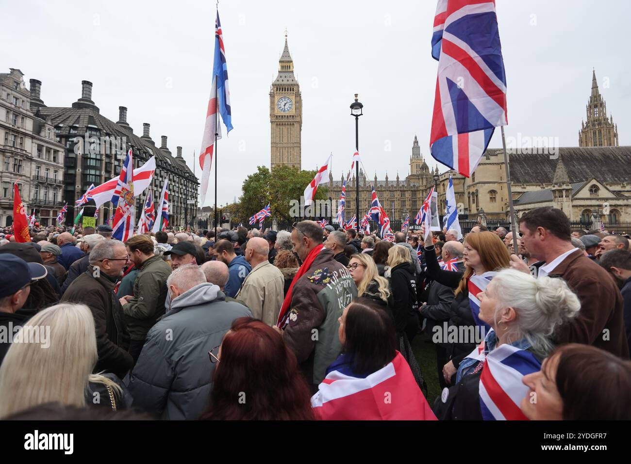 Londra, Regno Unito, 26 ottobre 2024. 1000 di folle di estrema destra che indossavano le bandiere di San Giorgio e gli Union Jacks marciarono verso Whitehall. L'organizzatore Tommy Robinson era assente dalla marcia Unite The Kingdom dopo essere stato rimesso in custodia venerdì. La protesta anti-governativa ha chiesto il rilascio di Robinson e ha insultato il nome di Keir Starmer. Credito : Monica Wells/Alamy Live News Foto Stock