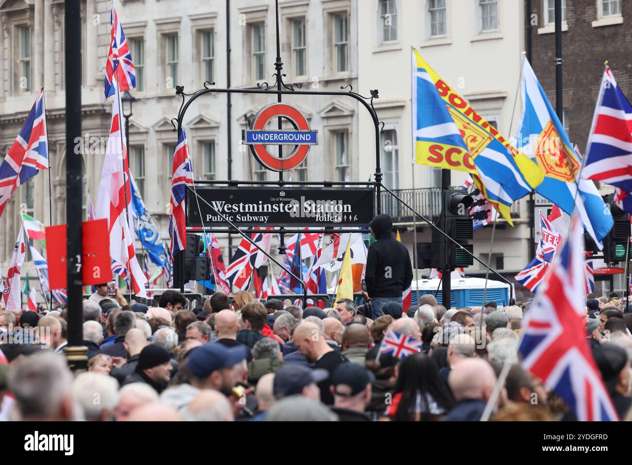 Londra, Regno Unito, 26 ottobre 2024. 1000 di folle di estrema destra che indossavano le bandiere di San Giorgio e gli Union Jacks marciarono verso Whitehall. L'organizzatore Tommy Robinson era assente dalla marcia Unite The Kingdom dopo essere stato rimesso in custodia venerdì. La protesta anti-governativa ha chiesto il rilascio di Robinson e ha insultato il nome di Keir Starmer. Credito : Monica Wells/Alamy Live News Foto Stock
