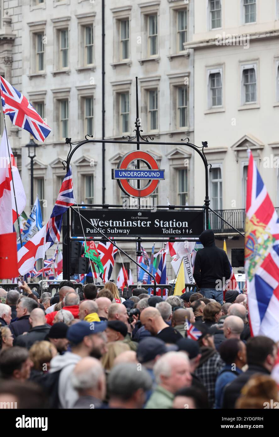 Londra, Regno Unito, 26 ottobre 2024. 1000 di folle di estrema destra che indossavano le bandiere di San Giorgio e gli Union Jacks marciarono verso Whitehall. L'organizzatore Tommy Robinson era assente dalla marcia Unite The Kingdom dopo essere stato rimesso in custodia venerdì. La protesta anti-governativa ha chiesto il rilascio di Robinson e ha insultato il nome di Keir Starmer. Credito : Monica Wells/Alamy Live News Foto Stock