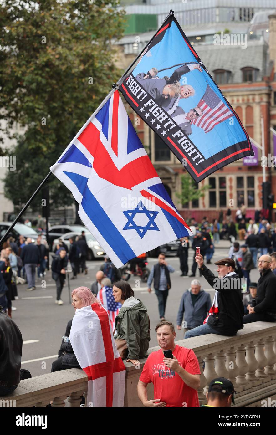 Londra, Regno Unito, 26 ottobre 2024. 1000 di folle di estrema destra che indossavano le bandiere di San Giorgio e gli Union Jacks marciarono verso Whitehall. L'organizzatore Tommy Robinson era assente dalla marcia Unite The Kingdom dopo essere stato rimesso in custodia venerdì. La protesta anti-governativa ha chiesto il rilascio di Robinson e ha insultato il nome di Keir Starmer. Credito : Monica Wells/Alamy Live News Foto Stock