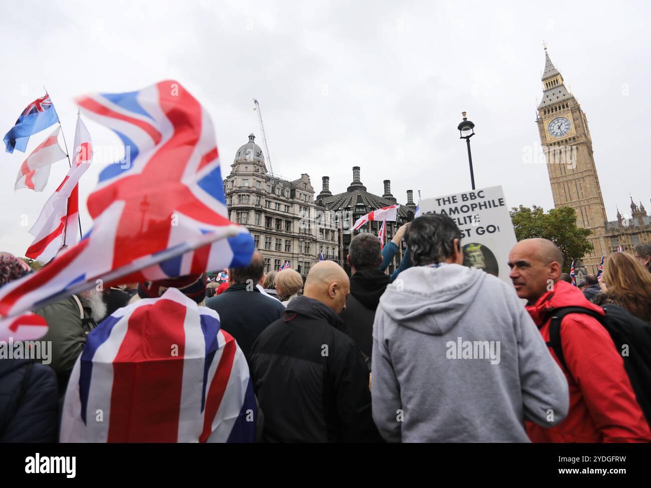 Londra, Regno Unito, 26 ottobre 2024. 1000 di folle di estrema destra che indossavano le bandiere di San Giorgio e gli Union Jacks marciarono verso Whitehall. L'organizzatore Tommy Robinson era assente dalla marcia Unite The Kingdom dopo essere stato rimesso in custodia venerdì. La protesta anti-governativa ha chiesto il rilascio di Robinson e ha insultato il nome di Keir Starmer. Credito : Monica Wells/Alamy Live News Foto Stock