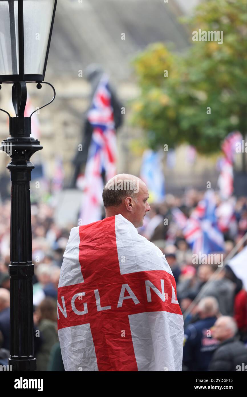 Londra, Regno Unito, 26 ottobre 2024. 1000 di folle di estrema destra che indossavano le bandiere di San Giorgio e gli Union Jacks marciarono verso Whitehall. L'organizzatore Tommy Robinson era assente dalla marcia Unite The Kingdom dopo essere stato rimesso in custodia venerdì. La protesta anti-governativa ha chiesto il rilascio di Robinson e ha insultato il nome di Keir Starmer. Credito : Monica Wells/Alamy Live News Foto Stock
