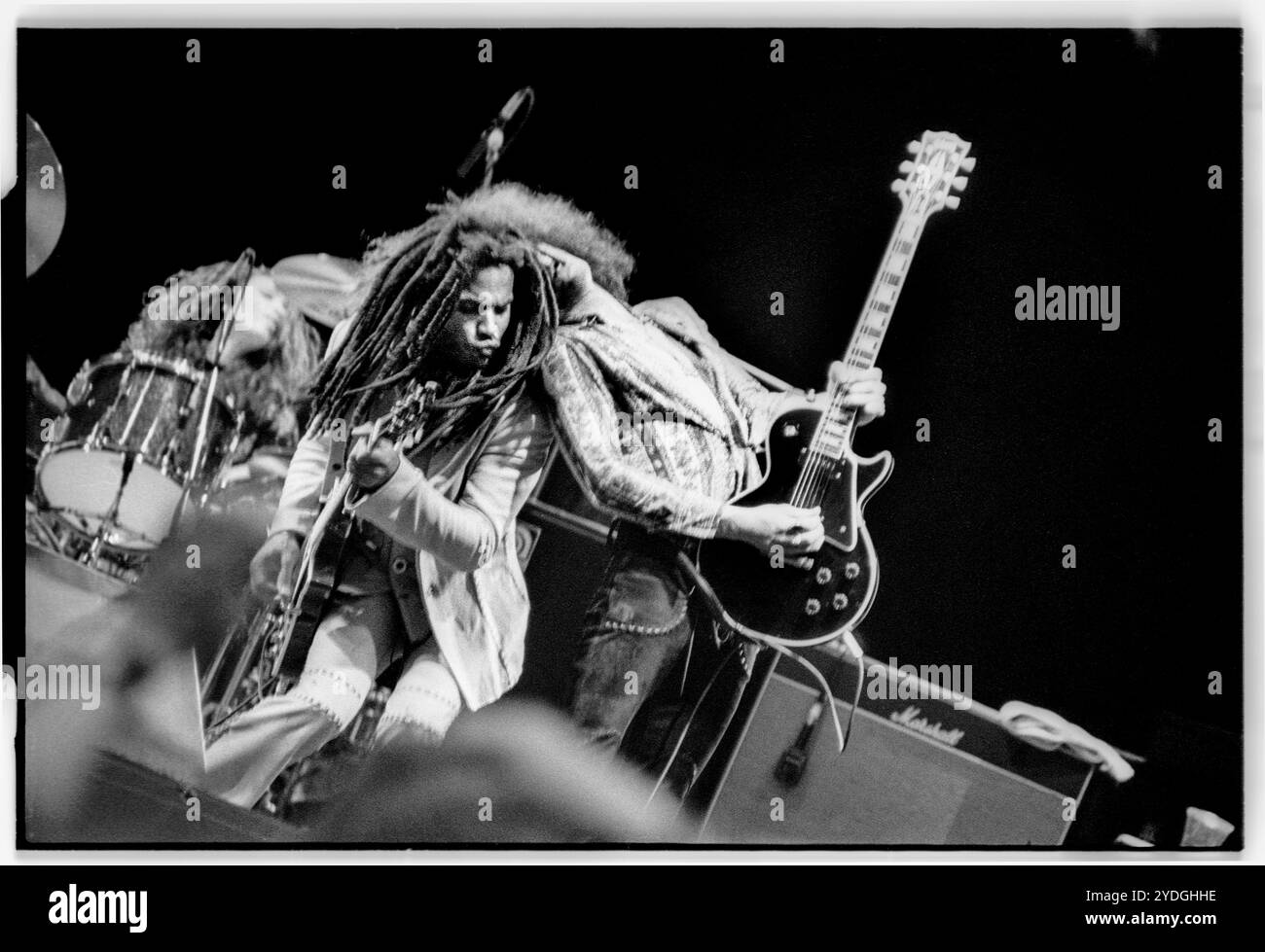 LENNY KRAVITZ, SLASH, HEADLINER, GLASTONBURY 93: Lenny Kravitz suona "Are You Gonna Go My May" con il chitarrista ospite Slash sul Pyramid Stage al Glastonbury Festival, Pilton, Inghilterra, sabato 26 1993 giugno. Fotografia: ROB WATKINS. NOTA: QUESTO NEGATIVO DI 30 ANNI MOSTRA ALCUNE IMPERFEZIONI Foto Stock