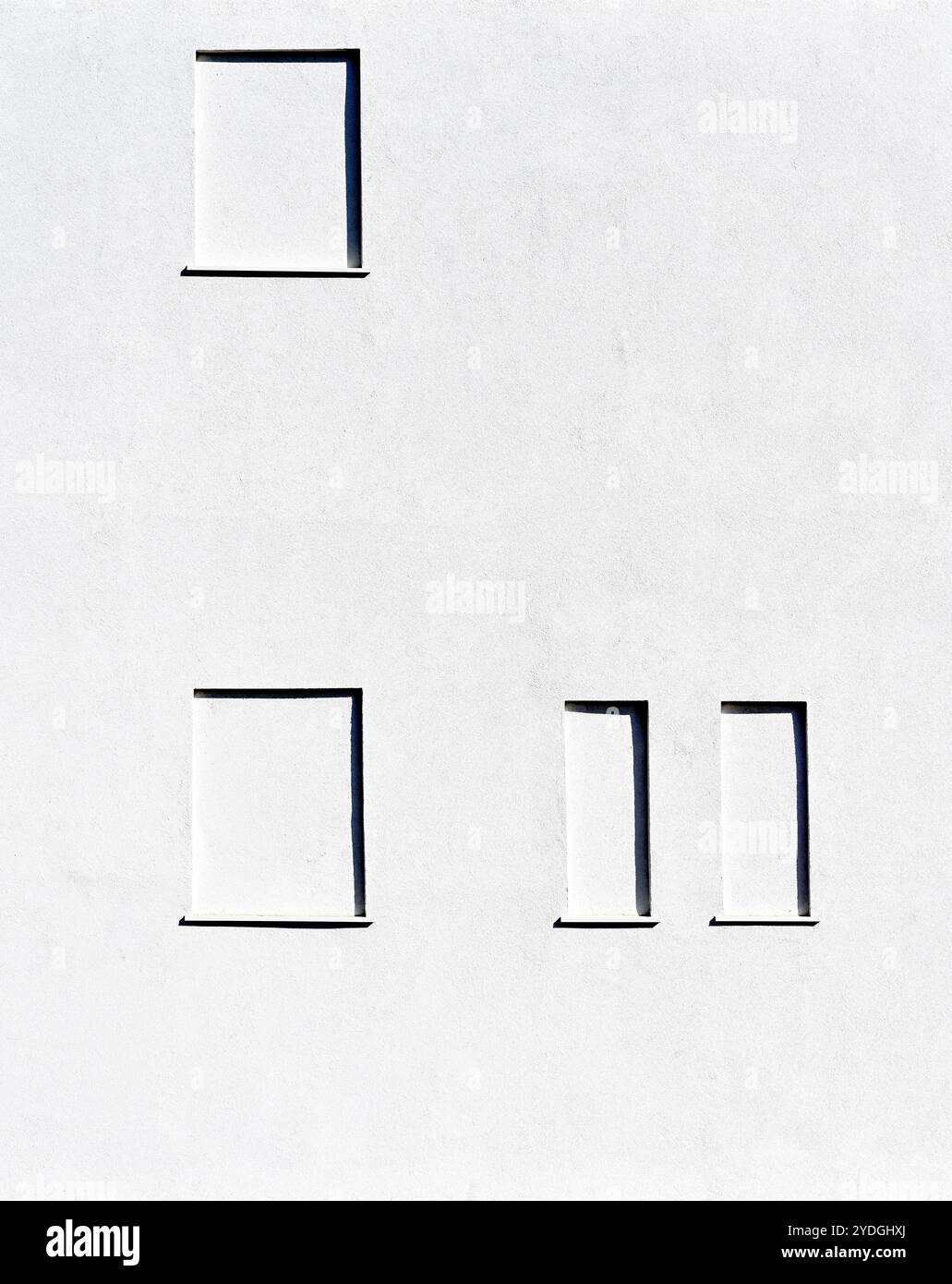 Parete bianca dipinta di bianco con intagli semplici della finestra di bianco Foto Stock