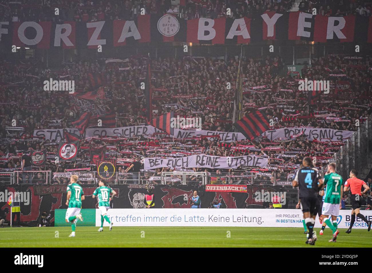 Brema, Germania. 26 ottobre 2024. BREMA, GERMANIA - OTTOBRE 26: Tifosi e tifosi del Bayer 04 Leverkusen durante la 1. Bundesliga match tra SV Werder Brema e Bayer 04 Leverkusen a Weserstadion il 26 ottobre 2024 a Brema, Germania. (Foto di Andre Weening/Orange Pictures) credito: Orange Pics BV/Alamy Live News Foto Stock