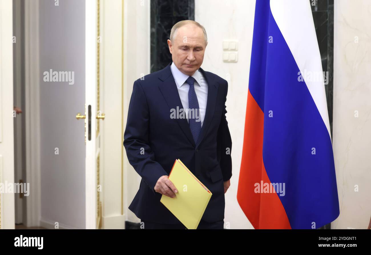 Mosca, Russia. 25 ottobre 2024. Il presidente russo Vladimir Putin, arriva a presiedere una riunione dei membri permanenti del Consiglio di sicurezza del Cremlino, 25 ottobre 2024, a Mosca, Russia. Crediti: Mikhail Metzel/piscina del Cremlino/Alamy Live News Foto Stock