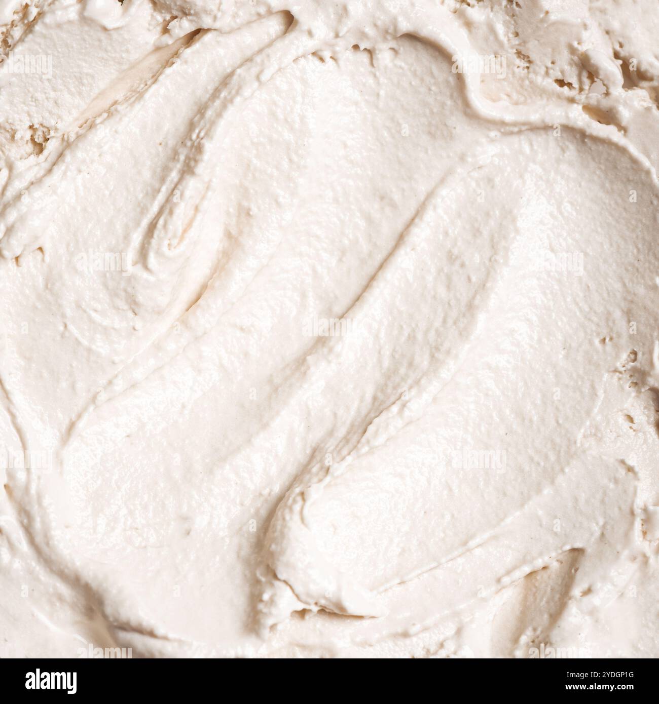 Consistenza gelato alla vaniglia, sfondo quadrato a cornice intera. Primo piano dello yogurt congelato alla vaniglia fatto in casa. Foto Stock