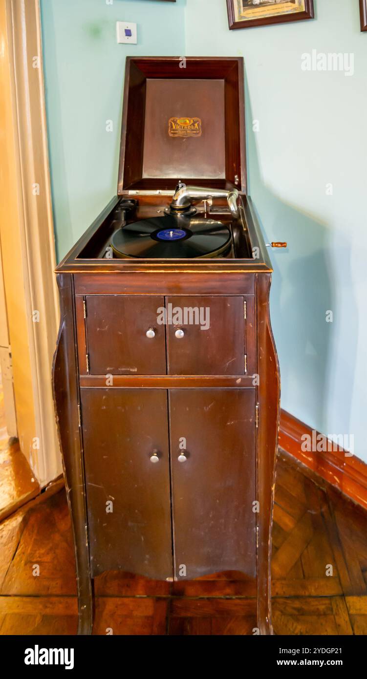 Kislovodsk, Russia - 01 dicembre 2023: Stand grammofono della "Victor Talking Machine Company", cottage-museo di F.I. Shalyapin, Kislovodsk Foto Stock