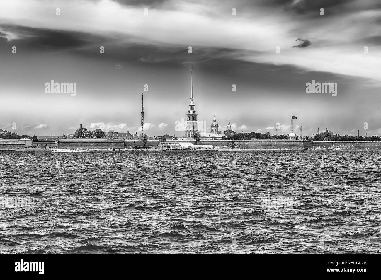 Vista della Fortezza di Pietro e Paolo sul fiume Neva, simbolo di San Pietroburgo, Russia Foto Stock