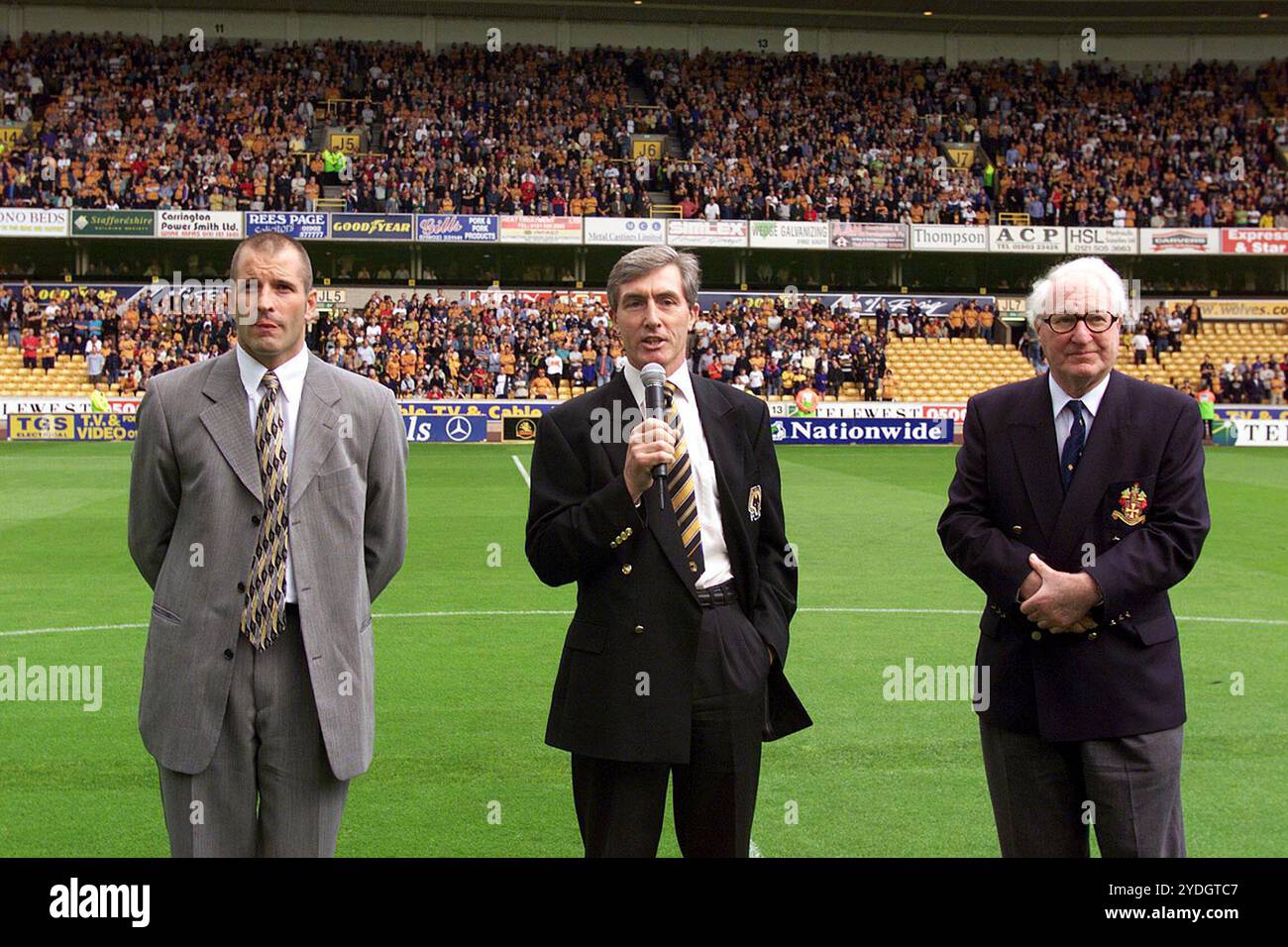 I TRE GRANDI... LUPI MD JOHN RICHARDS (CENTRO) AFFIANCATI DALLA LEGGENDA DEI LUPI CHE SEGNANO GOL STEVE BULL E DAL PRESIDENTE E PRESIDENTE DEL CLUB SIR JACK HAYWARD. Foto Stock