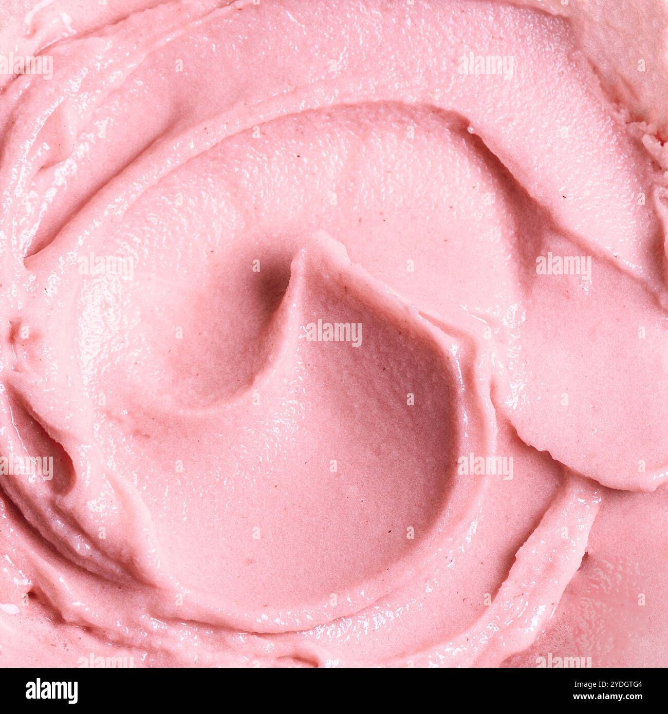 Consistenza del gelato all'anguria rosa come sfondo. Gelato alle fragole di frutta fatto in casa, sorbetto o yogurt congelato, delizioso dessert estivo. Foto Stock
