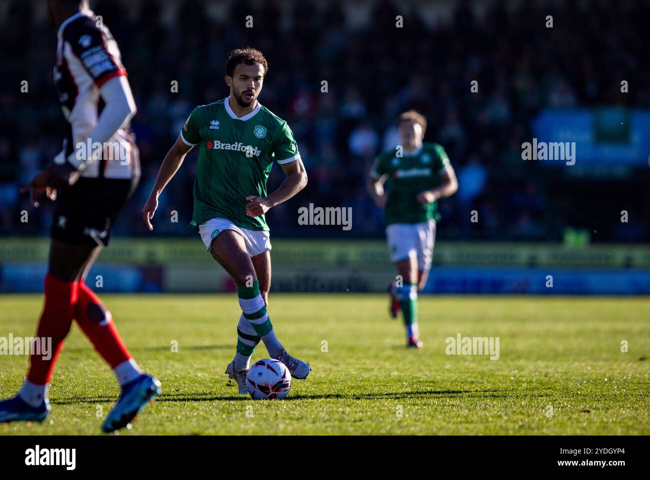 Dominic Bernard di Yeovil Town durante la partita della National League allo Huish Park Stadium, Yeovil Picture di Martin Edwards/07880 707878 Foto Stock