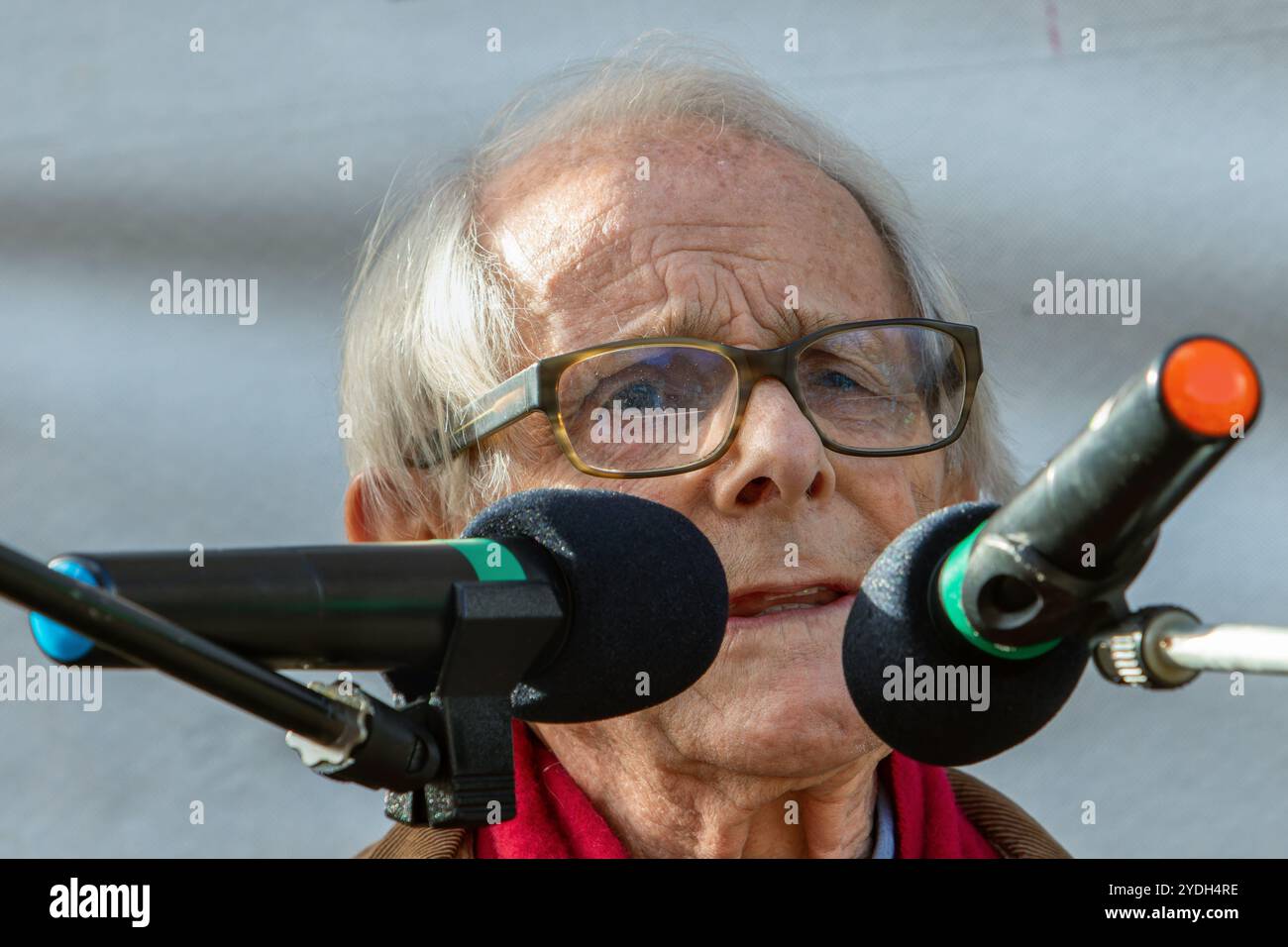 Bristol, Regno Unito. 26 ottobre 2024. In vista di una marcia di protesta pro-palestinese sulla linea rossa per le strade di Bristol, il regista Ken Loach è raffigurato al College Green mentre parla con i manifestanti. Dopo che i discorsi saranno conclusi, i sostenitori pro Palestina marceranno intorno a Broadmead portando una striscia di tessuto rosso lunga chilometri per evidenziare tutte le linee rosse attraversate dal governo israeliano dopo un anno di combattimenti a Gaza. Crediti: Lynchpics/Alamy Live News Foto Stock