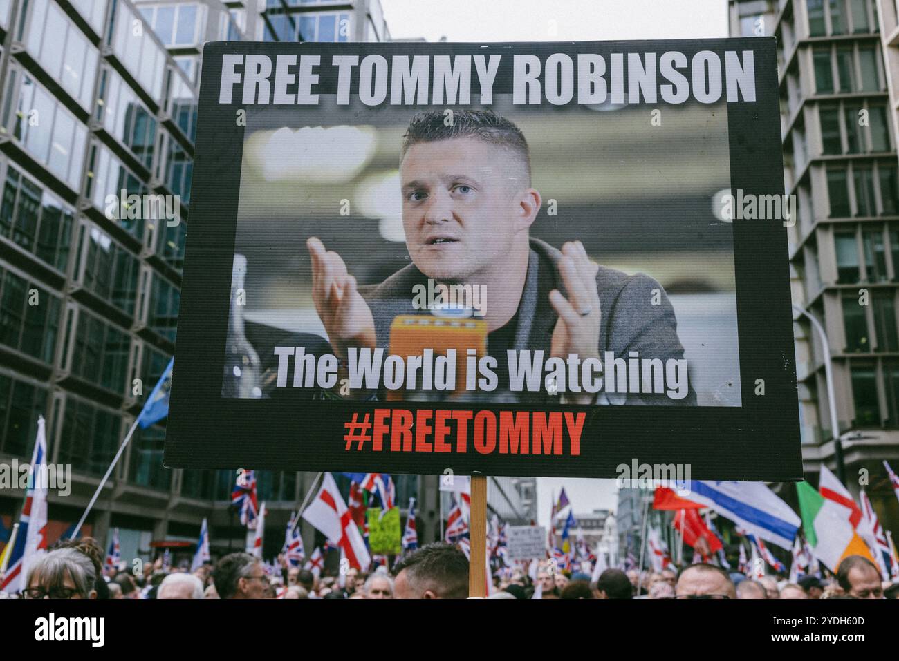 Londra, Regno Unito 26 ottobre 2024 . I sostenitori di Tommy Robinson marciano dalla stazione Victoria a Parliament Square . Foto Stock
