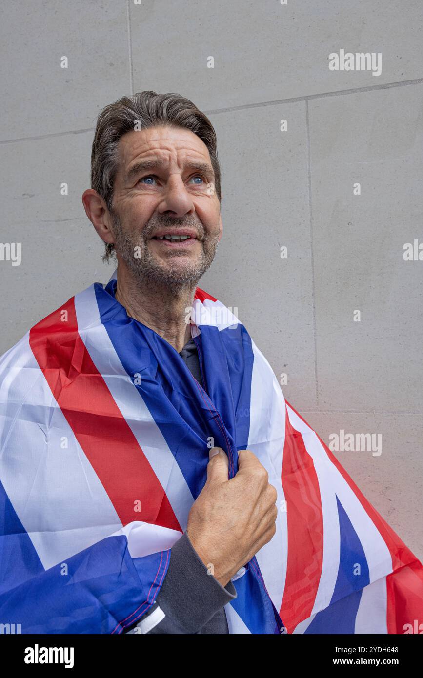 Londra, Regno Unito 26 ottobre 2024. Sostenitore durante un raduno pro-Regno Unito sostenuto da Tommy Robinson a Whitehall, nel centro di Londra. Foto Stock