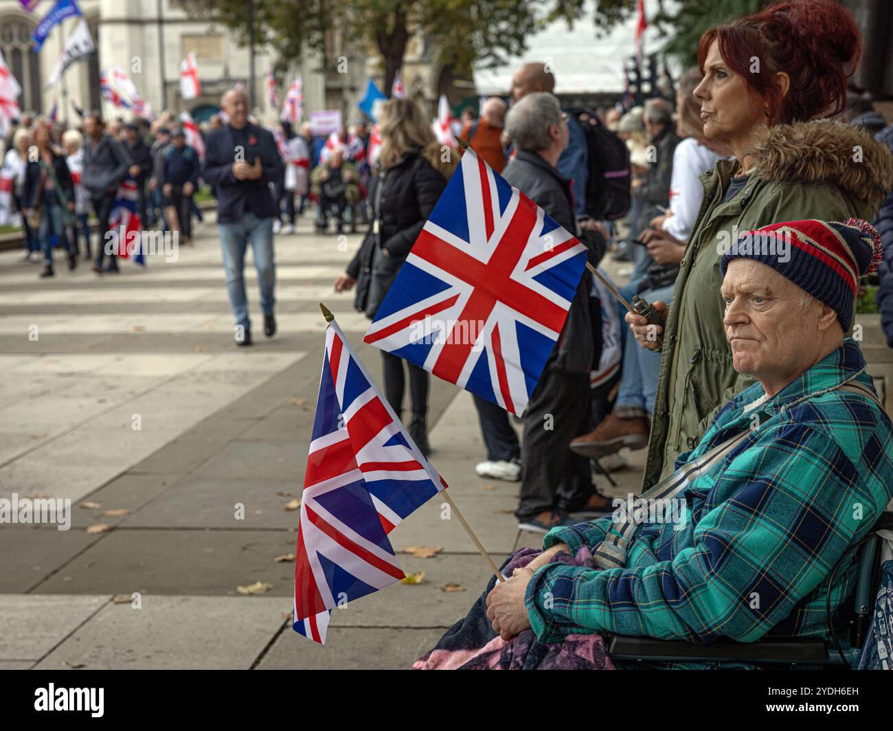 Londra, Regno Unito 26 ottobre 2024 . Sostenitori di Tommy Robinson con bandiere union Jack in Parliament Square . Foto Stock