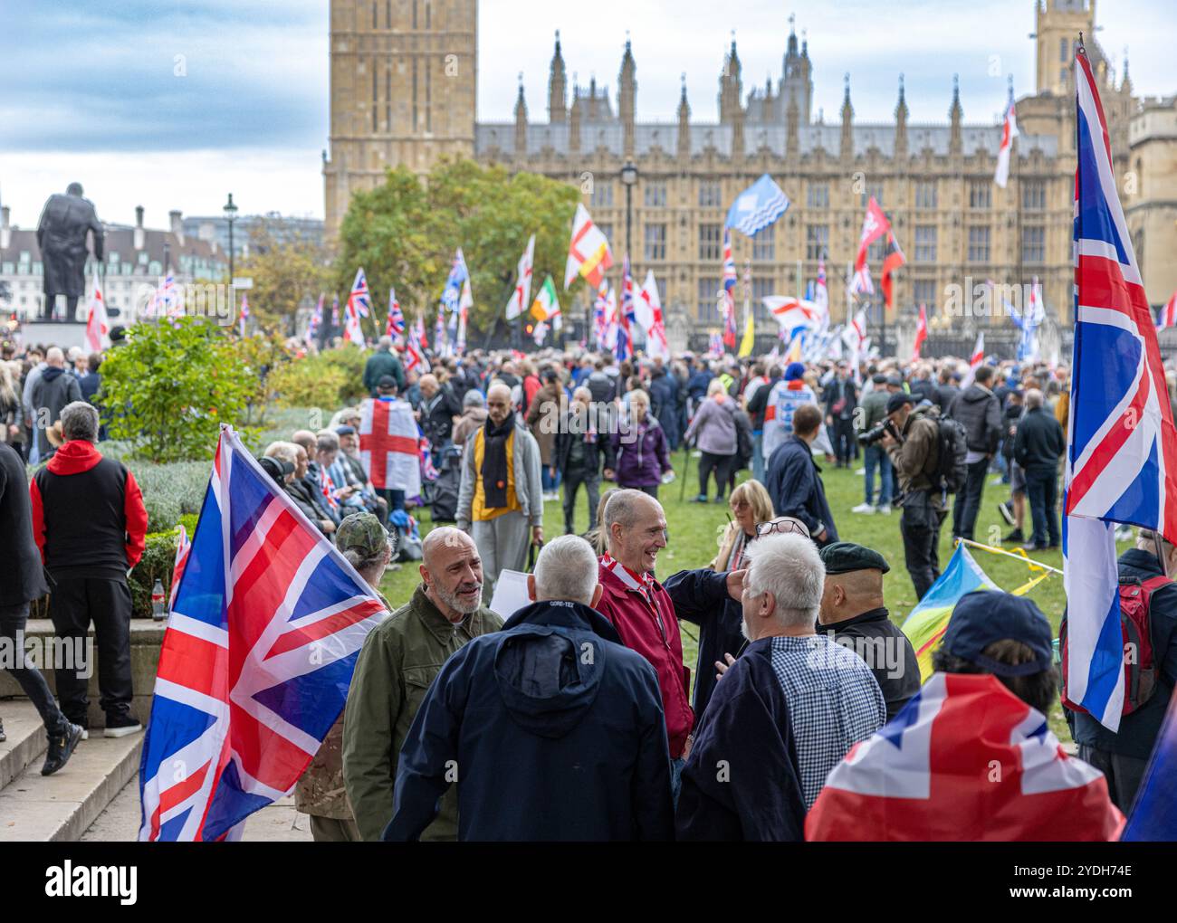 Londra, Regno Unito 26 ottobre 2024 . Sostenitori di Tommy Robinson con bandiere union Jack in Parliament Square . Foto Stock