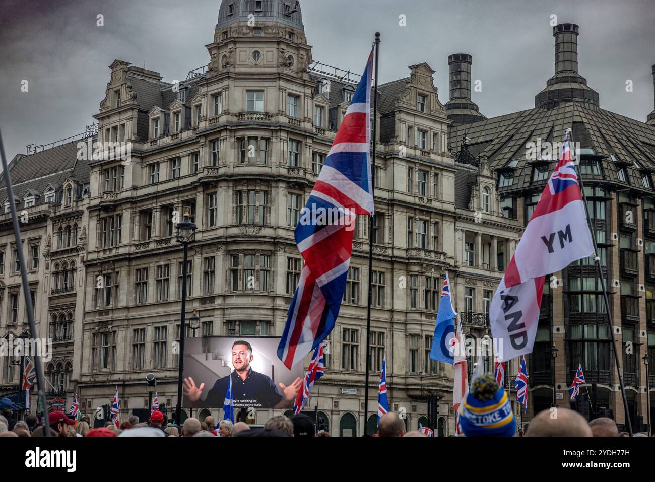 Londra, Regno Unito 26 ottobre 2024. Tifosi durante un raduno pro-Regno Unito sostenuto da Tommy Robinson a Whitehall, nel centro di Londra. Foto Stock