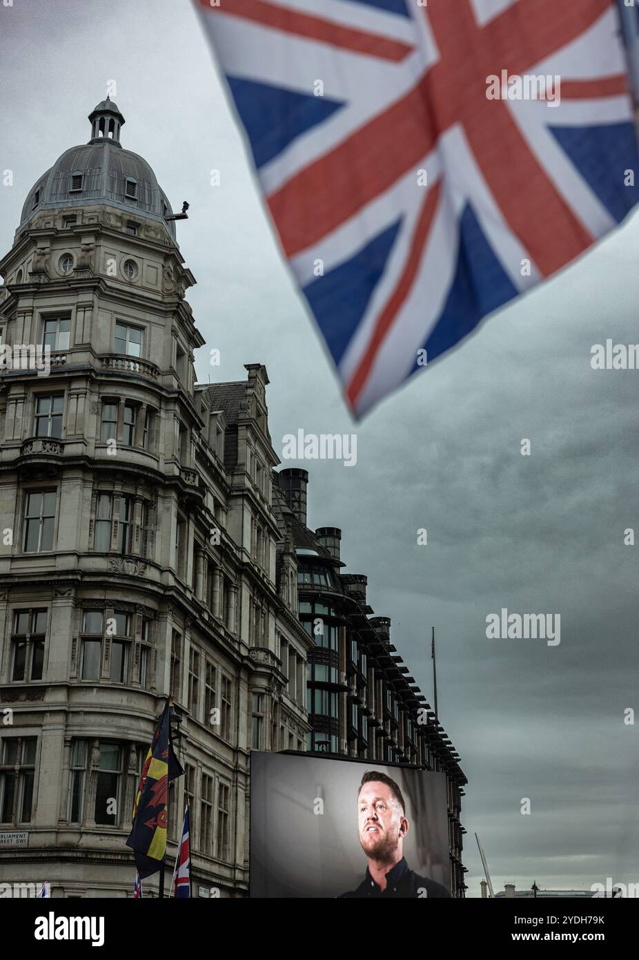 Londra, Regno Unito 26 ottobre 2024. Tifosi durante un raduno pro-Regno Unito sostenuto da Tommy Robinson a Whitehall, nel centro di Londra. Foto Stock