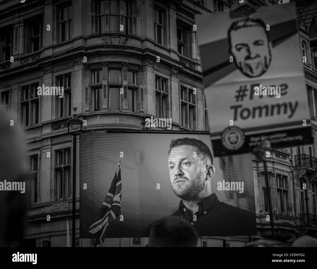 Londra, Regno Unito 26 ottobre 2024. Tifosi durante un raduno pro-Regno Unito sostenuto da Tommy Robinson a Whitehall, nel centro di Londra. Foto Stock