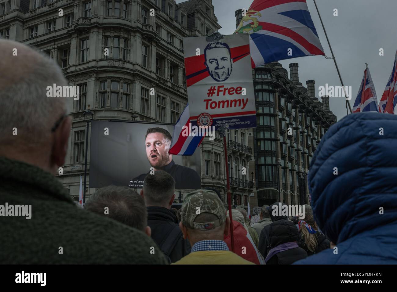 Londra, Regno Unito 26 ottobre 2024. Tifosi durante un raduno pro-Regno Unito sostenuto da Tommy Robinson a Whitehall, nel centro di Londra. Foto Stock