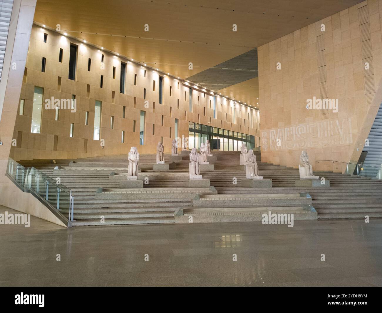 19.10.24 Giza, Egitto: La più grande mostra archeologica al GEM Grand Egyptian Museum di Giza in Egitto. Foto Stock