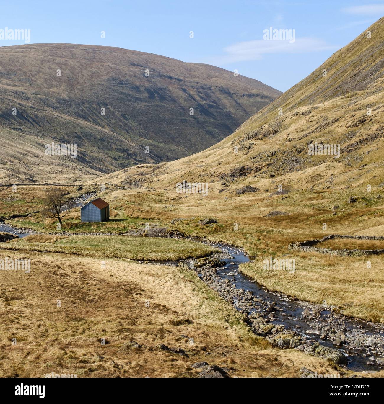 Un fienile solitario in Una remota valle spazzata dal vento in Scozia Foto Stock