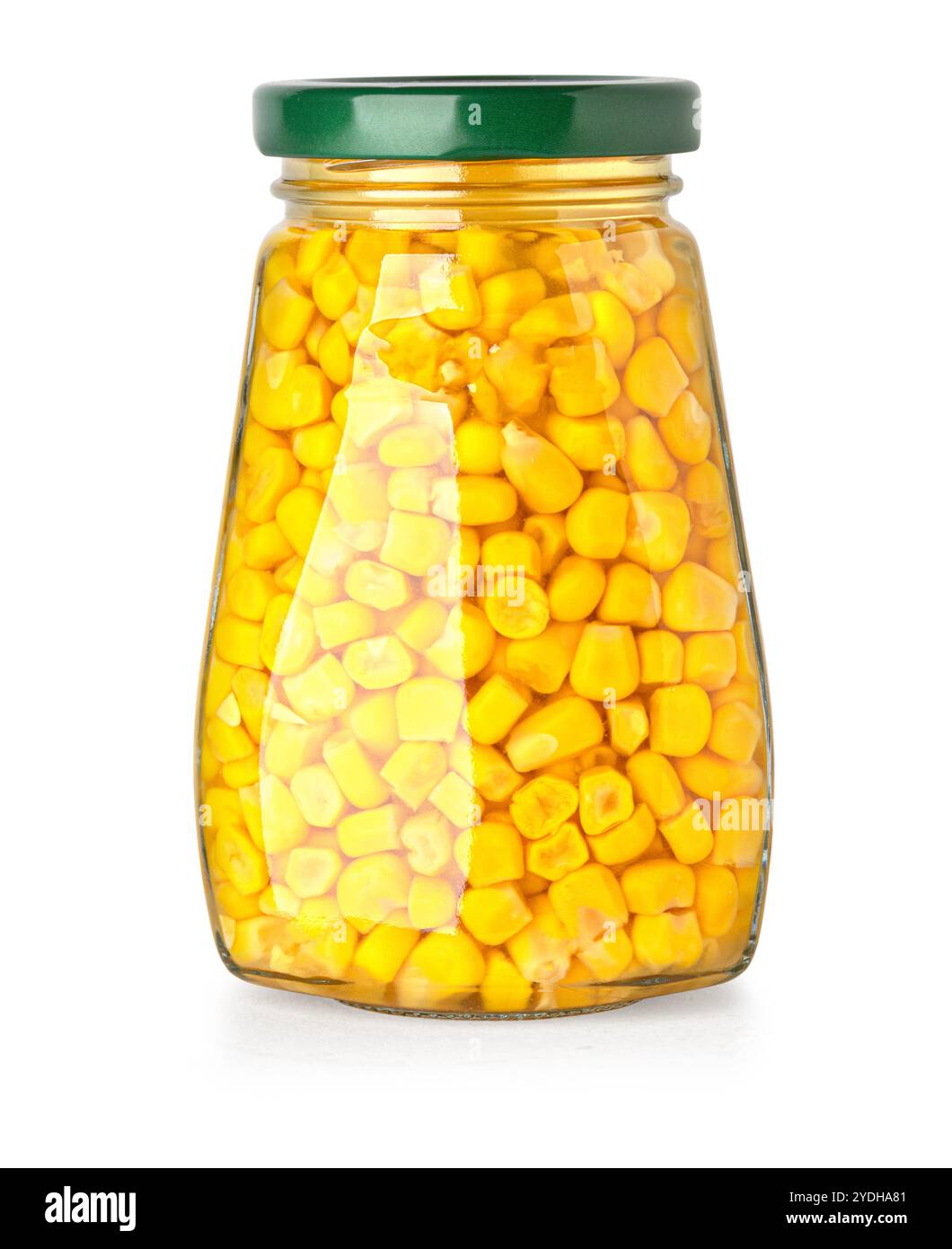Granoturco dolce conservato in vaso di vetro trasparente con coperchio a vite in metallo isolato su sfondo bianco Foto Stock