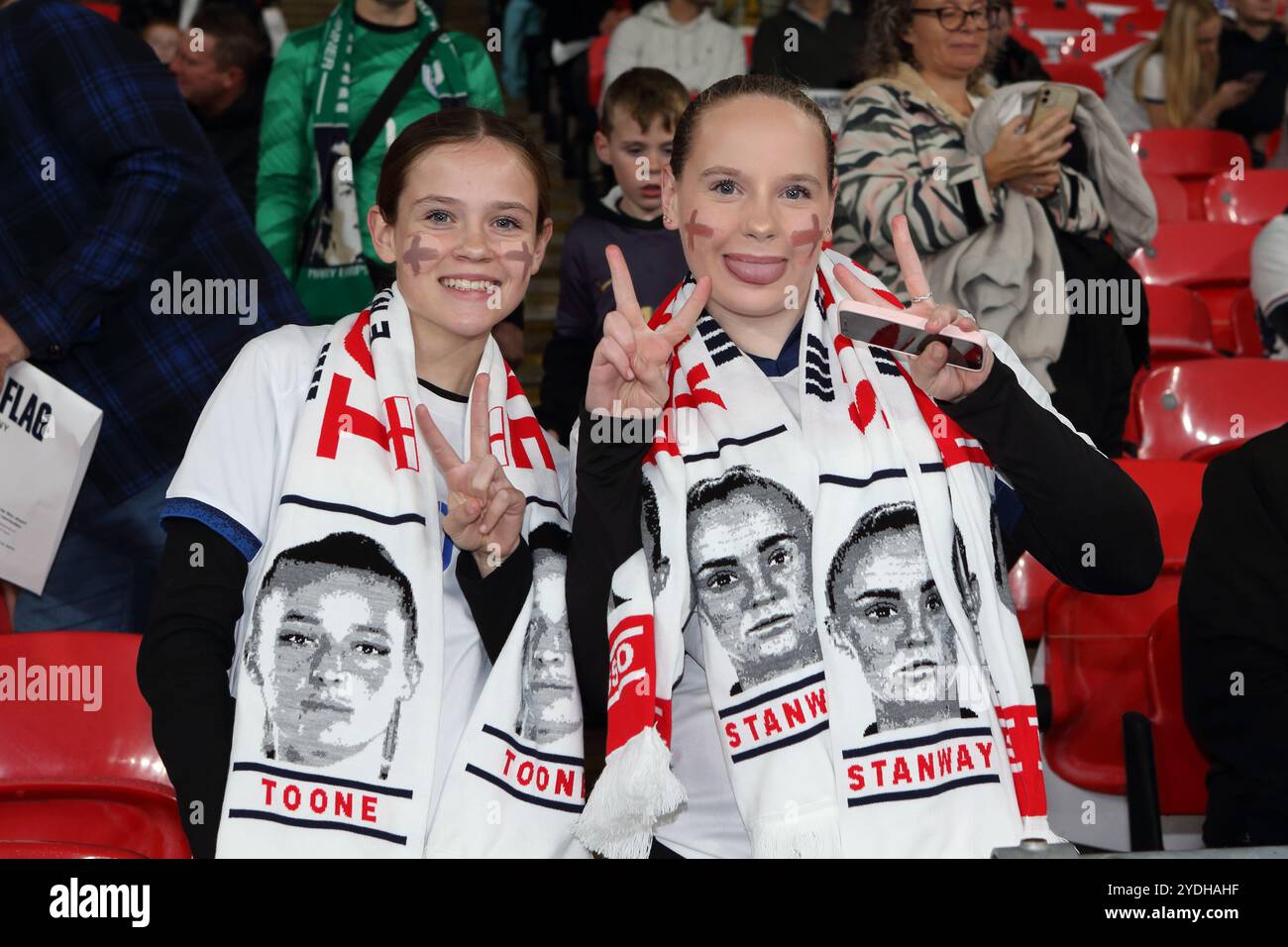 Giovani tifosi con sciarpe Ella Toone Georgia Stanway Inghilterra vs Germania calcio femminile Wembley Stadium Londra Regno Unito 25 ottobre 2024 Foto Stock