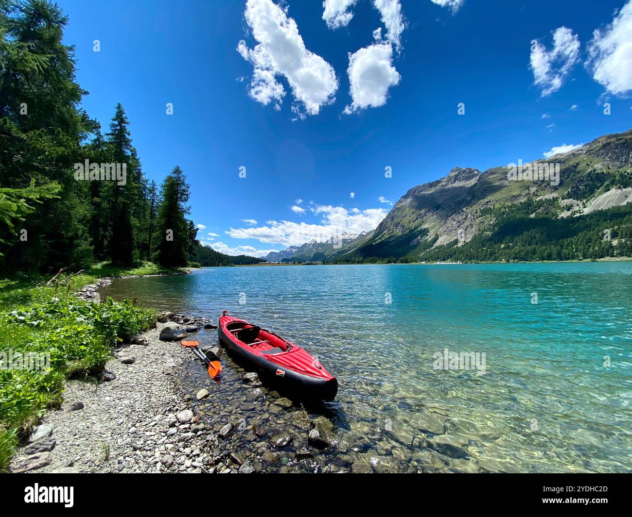 Kayak sereno sul lago alpino con vista sulle montagne - Immagine stock catturata con smartphone